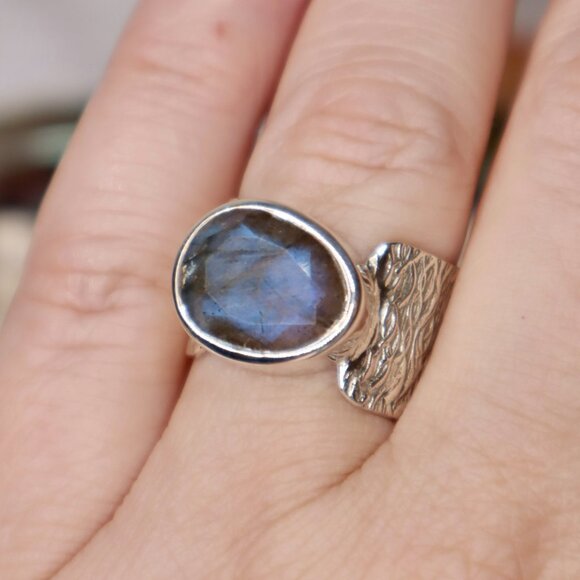Labradorite Sterling Silver Ring - Picture 3 of 6
